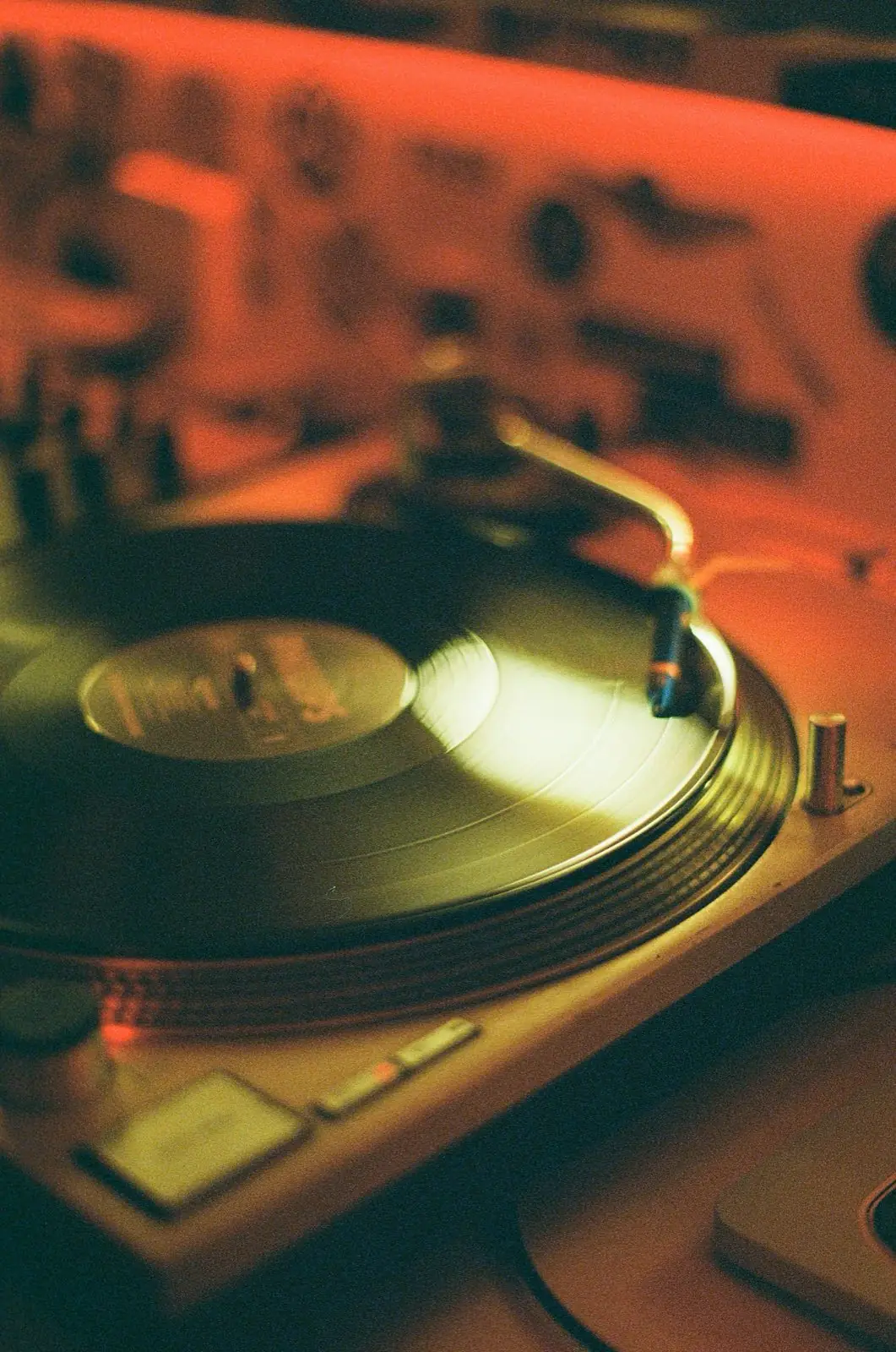 Disco girando no toca-discos do KAIA, sob luz vermelha